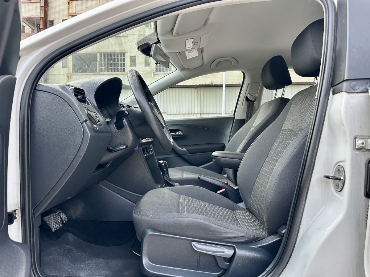 Volkswagen Polo 2015 car image #7