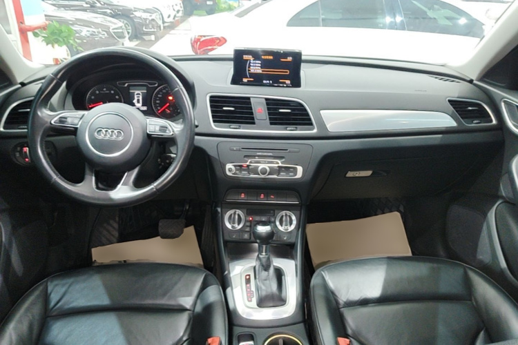 Audi Q3 2015 car image #10