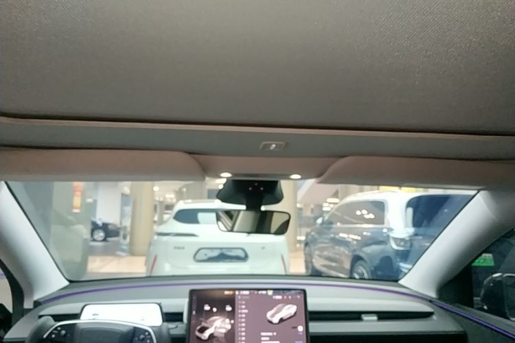 Tesla Model Y 2025 immagine di auto #20
