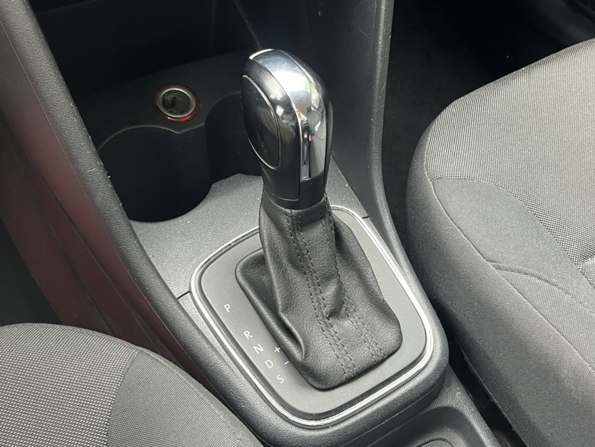 Volkswagen Polo 2015 car image #9