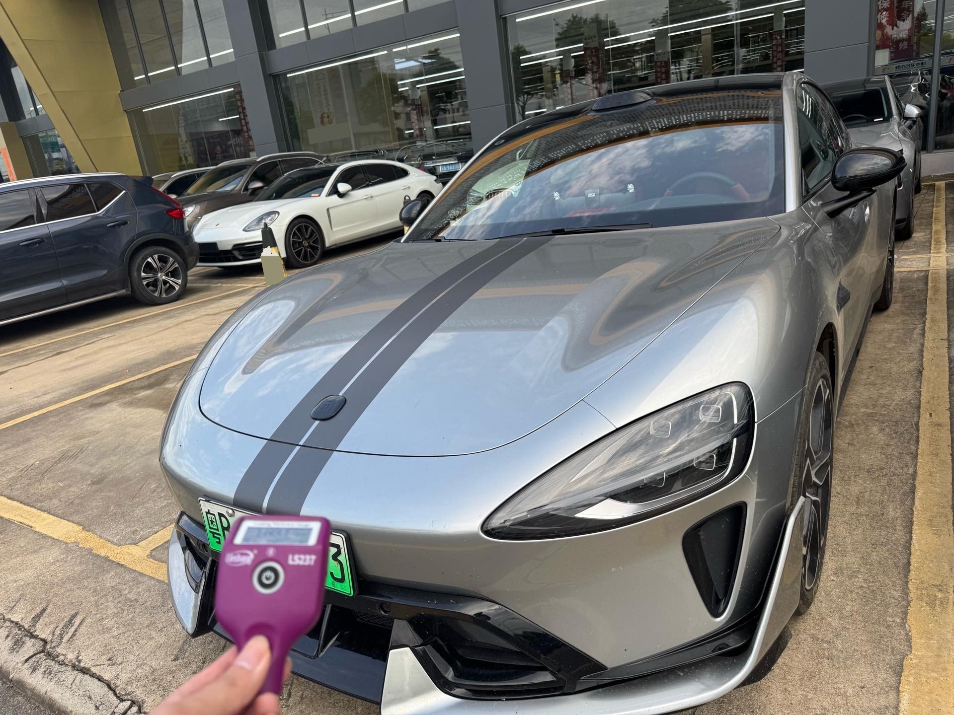 MI SU7 2025 immagine di auto 