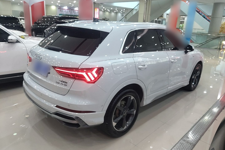 Audi Q3 2022 car image #7