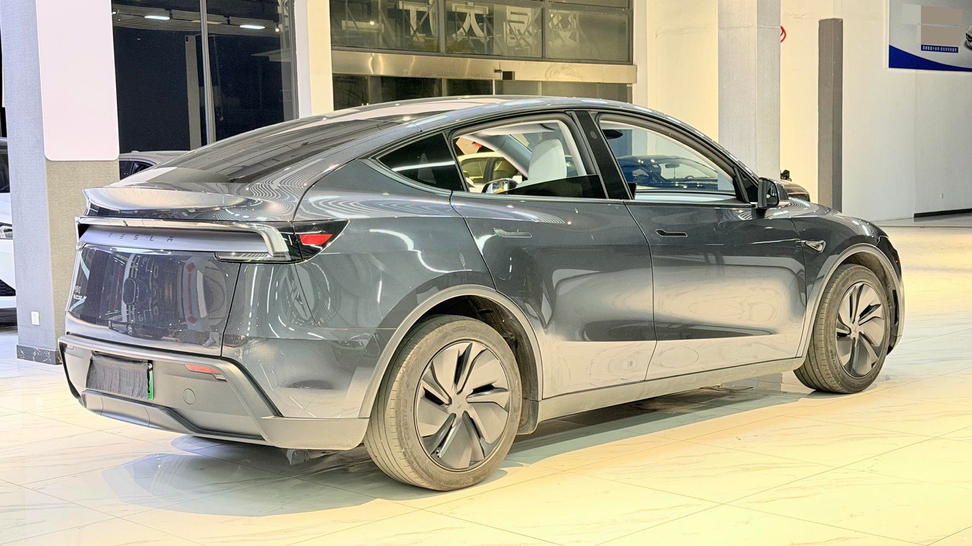 Tesla Model Y 2025 car image #3