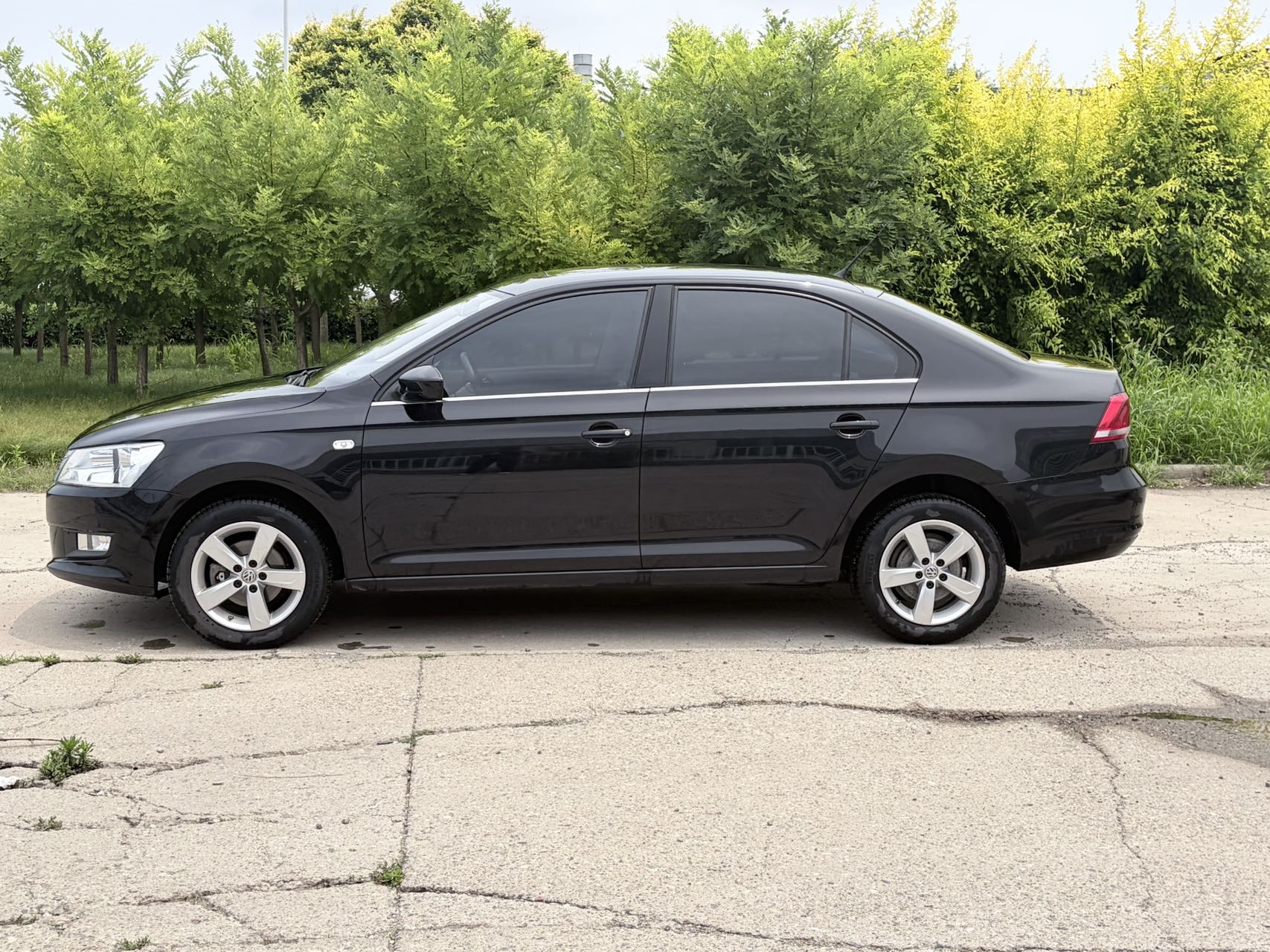 Volkswagen Santana 2015 car image #2