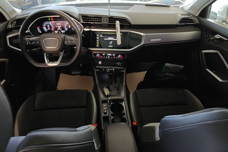 Audi Q3 2020 car image #10