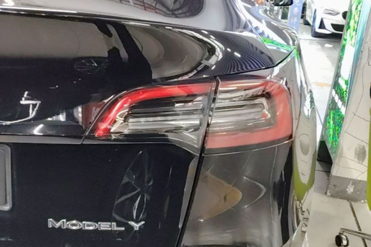 Tesla Model Y 2023 car image #8