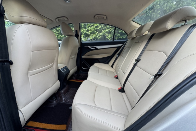 GEELY Emgrand 2018 car image #11