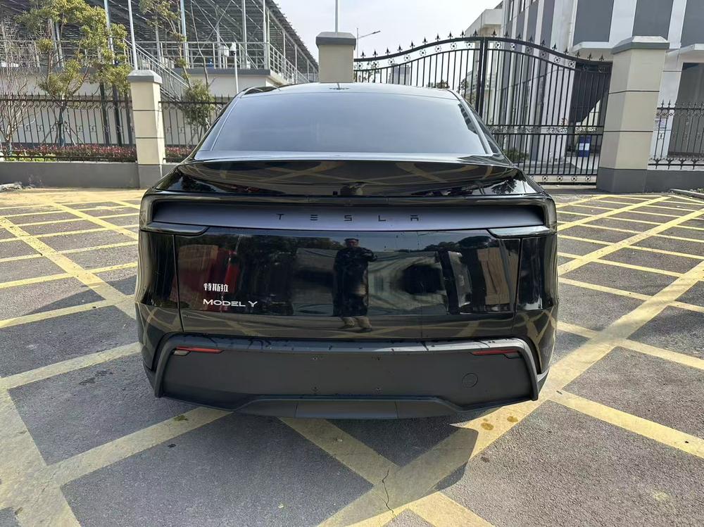 Tesla Model Y 2025 #7 Tesla Model Y 2025 car image #7