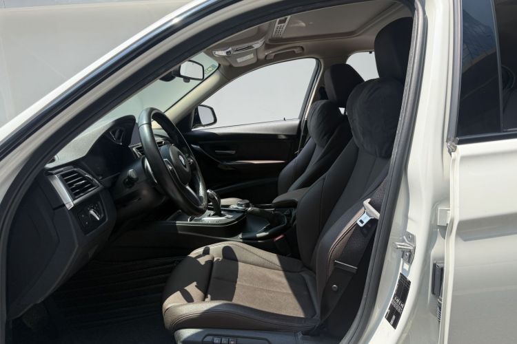 BMW 3 Series 2018 car image #24