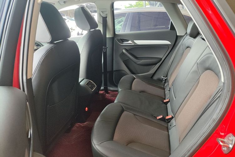 Audi Q3 2018 car image #17