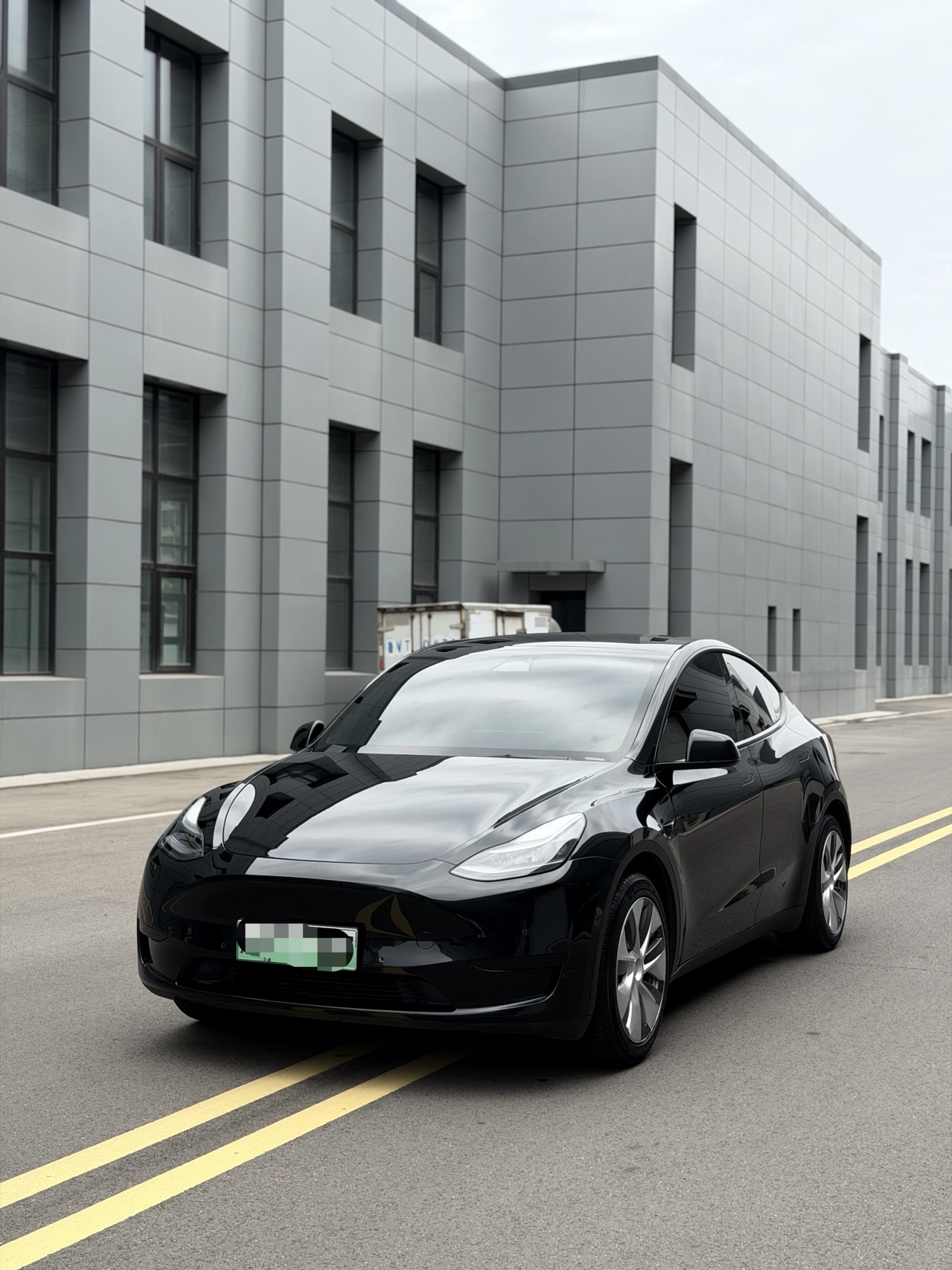 Tesla Model Y 2023 car image 