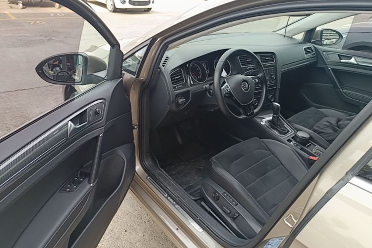 Volkswagen Golf 2018 car image #16