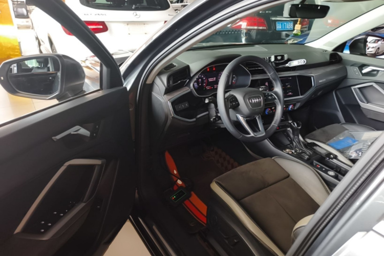 Audi Q3 2020 car image #12