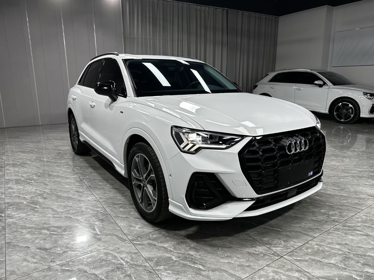 Audi Q3 2023 car image #3