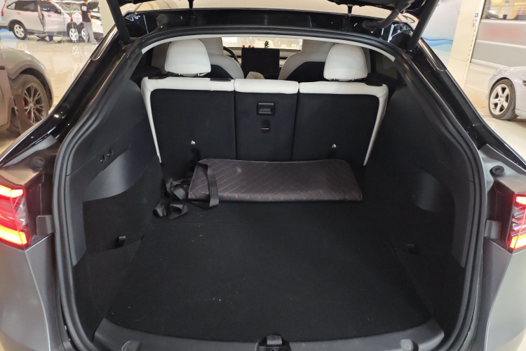 Tesla Model Y 2023 car image #19