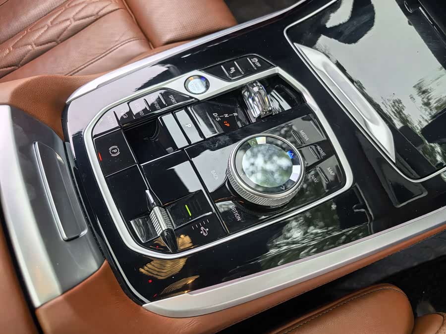 BMW X7 M60i 2023 #38 BMW X7 M60i 2023 car image #38