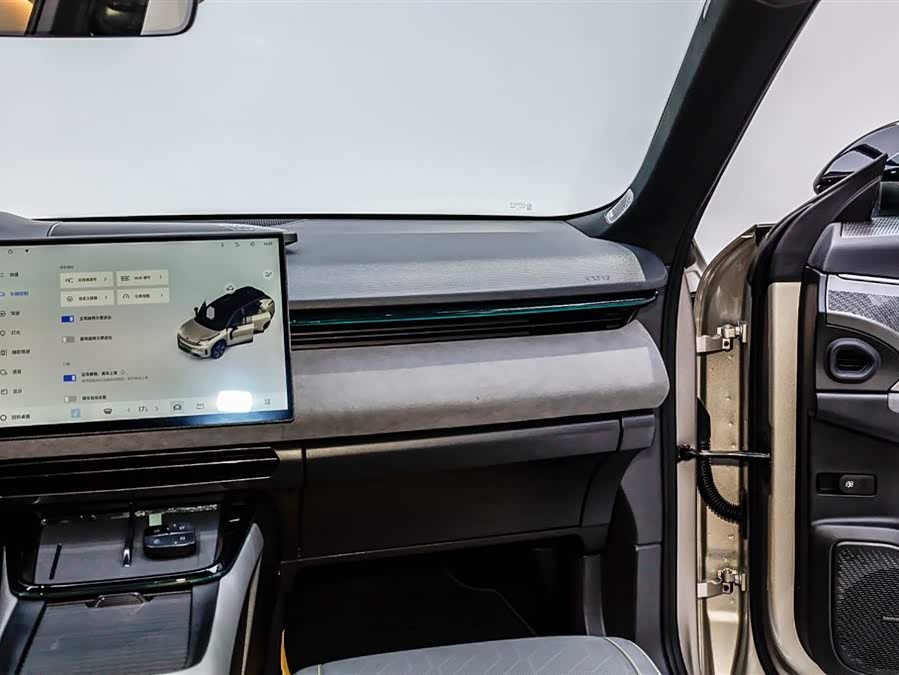 Lynk & Co 08 EM-P 2024 car image #38