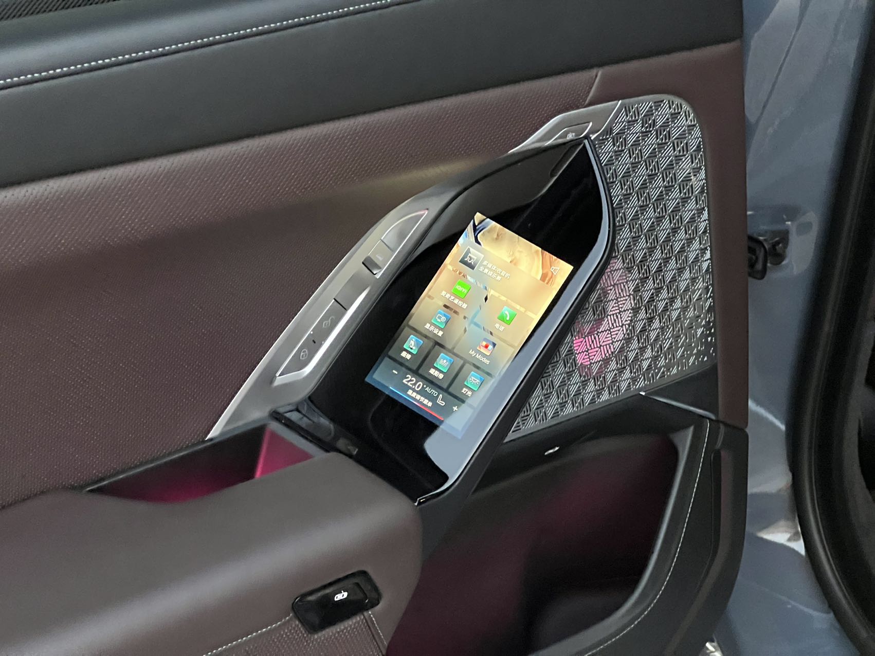 BMW i7 2023 car image #38