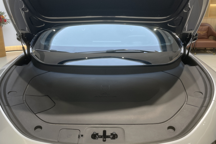Avatr 12 2024 car image #38