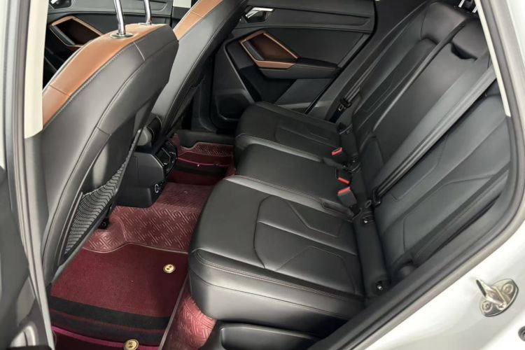 Audi Q3 2020 car image #17