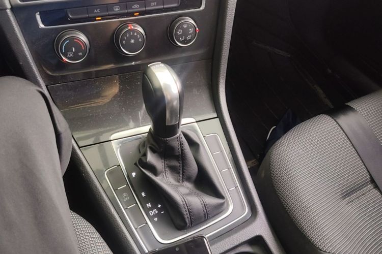 Volkswagen Golf 2018 car image #14