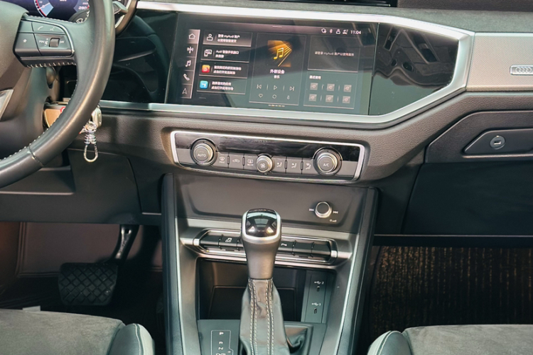 Audi Q3 2022 car image #10