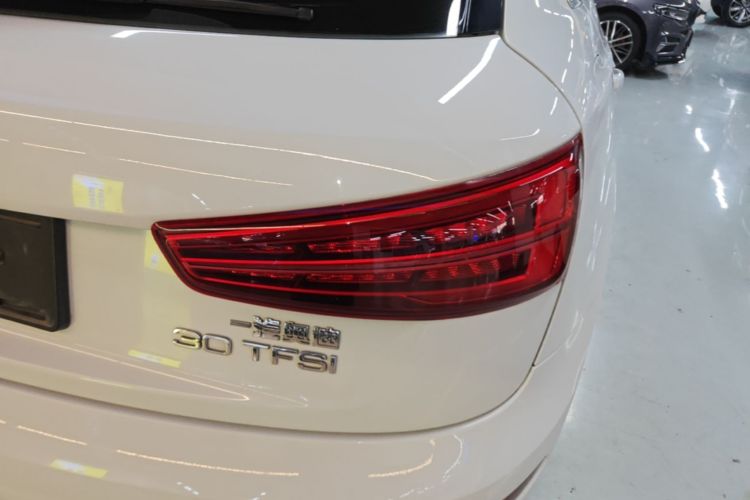 Audi Q3 2018 car image #8