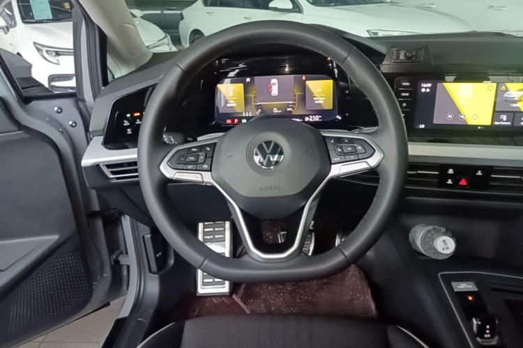 Volkswagen Golf 2024 car image #11