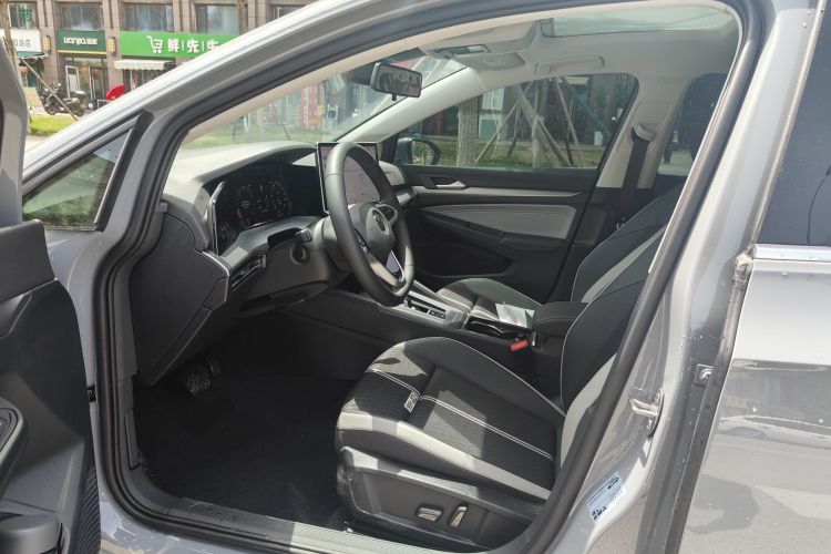 Volkswagen Golf 2026 car image #23