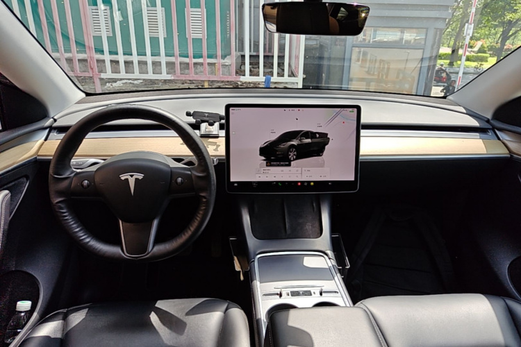 Tesla Model Y 2023 immagine di auto #10