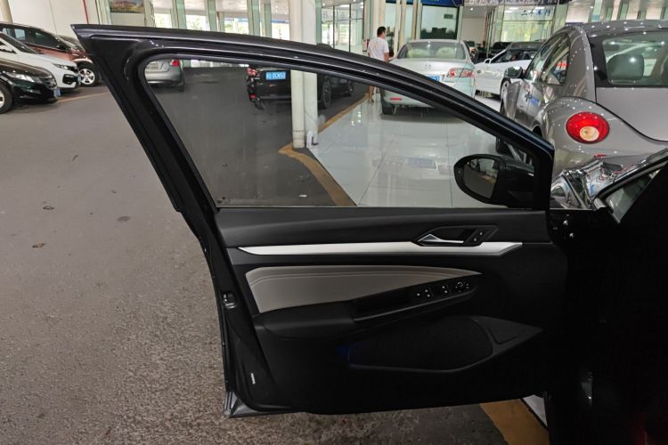 Volkswagen Golf 2021 car image #27