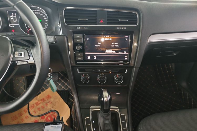 Volkswagen Golf 2019 car image #13