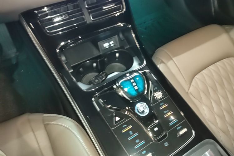 BYD Han 2023 car image #18