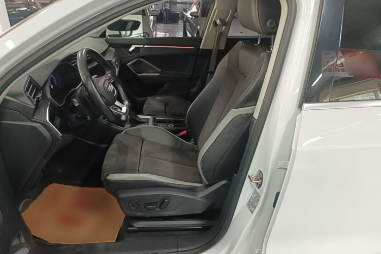 Audi Q3 2019 car image #15