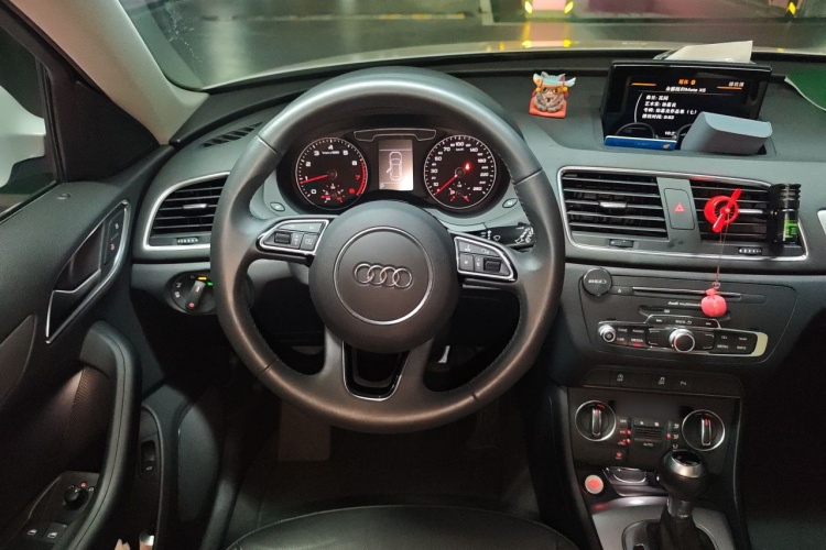 Audi Q3 2019 car image #11