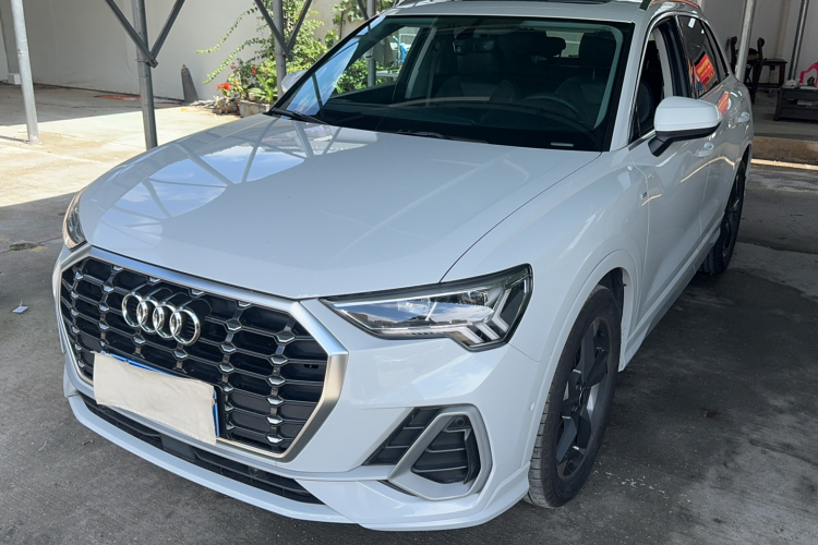 Audi Q3 2022 car image #2