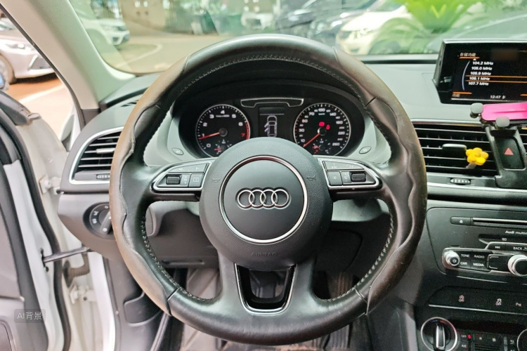 Audi Q3 2018 car image #12