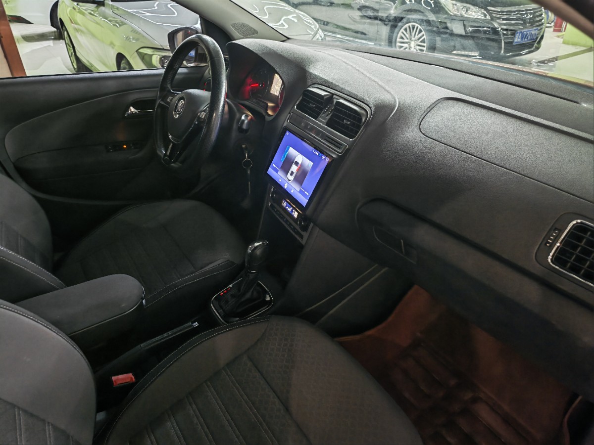 Volkswagen Polo 2015 car image #9