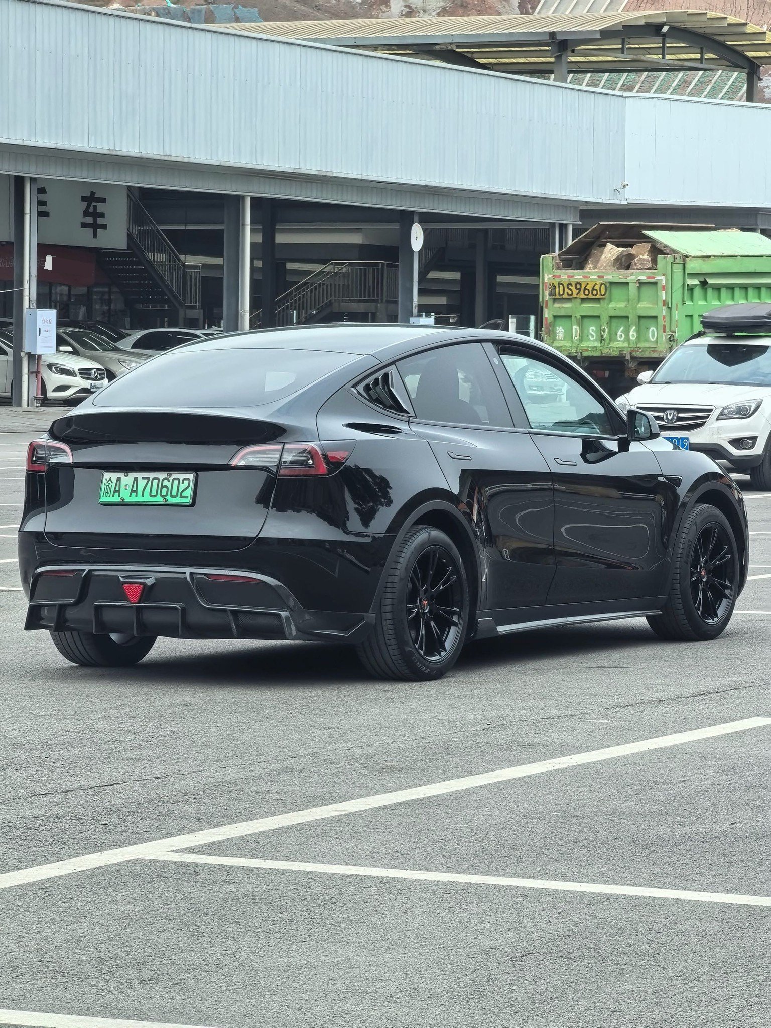 Tesla Model Y 2023 car image #4