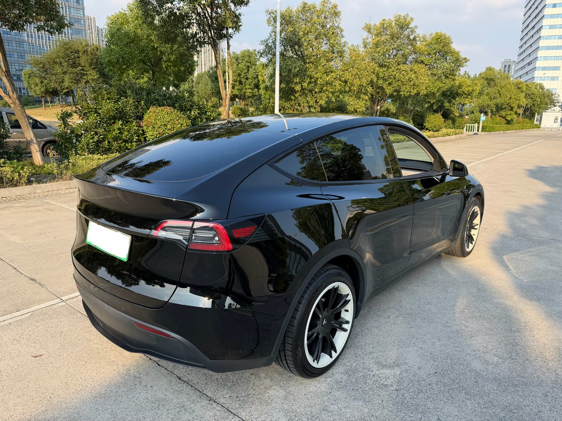 Tesla Model Y 2023 car image #5
