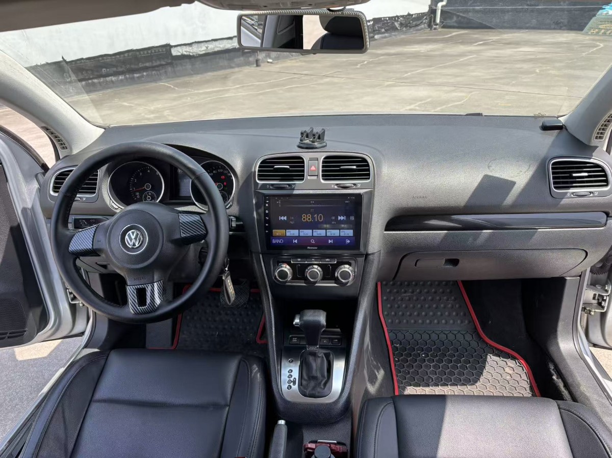 Volkswagen Golf 2010 car image #9