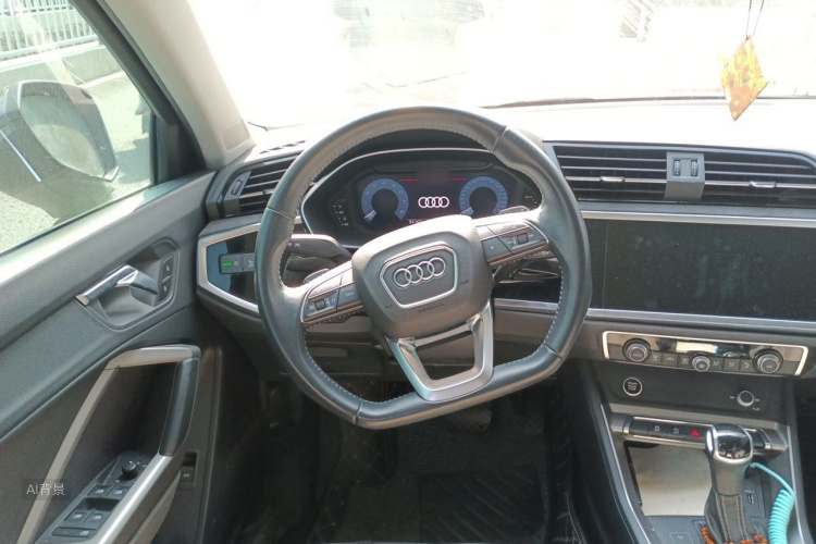 Audi Q3 2021 صورة سيارة #12