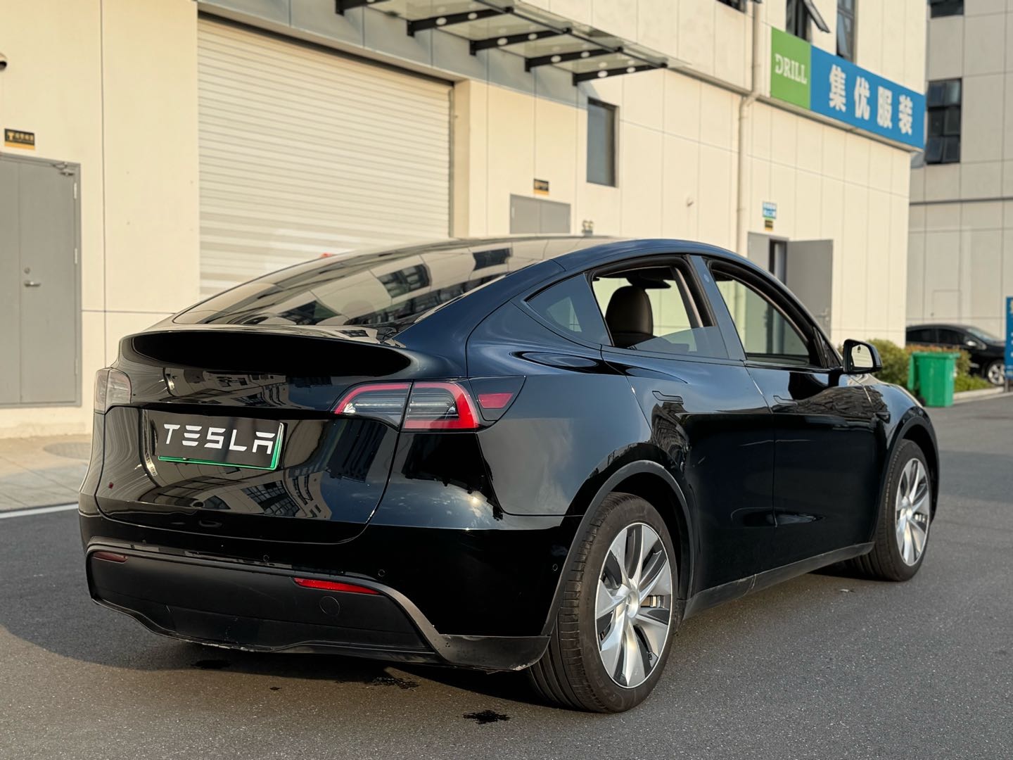 Tesla Model Y 2023 car image #10