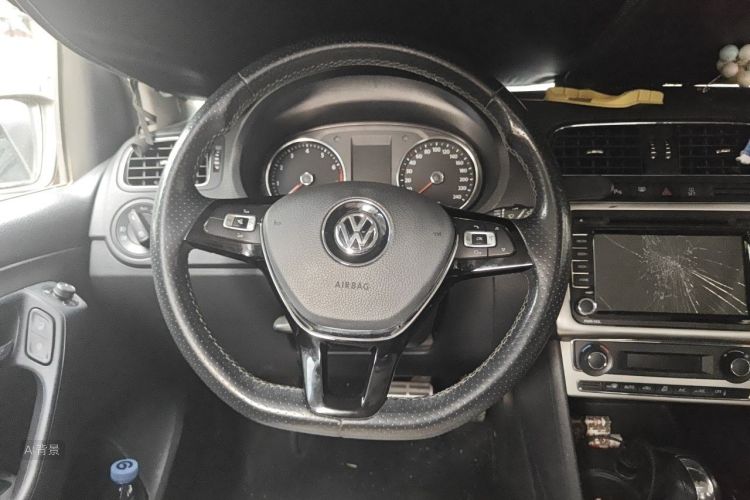 Volkswagen Polo 2015 car image #12