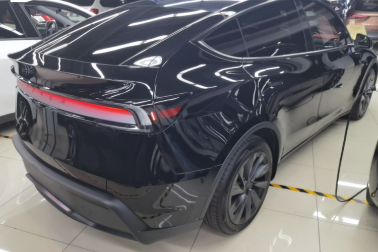 Tesla Model Y 2025 #7 Tesla Model Y 2025 car image #7