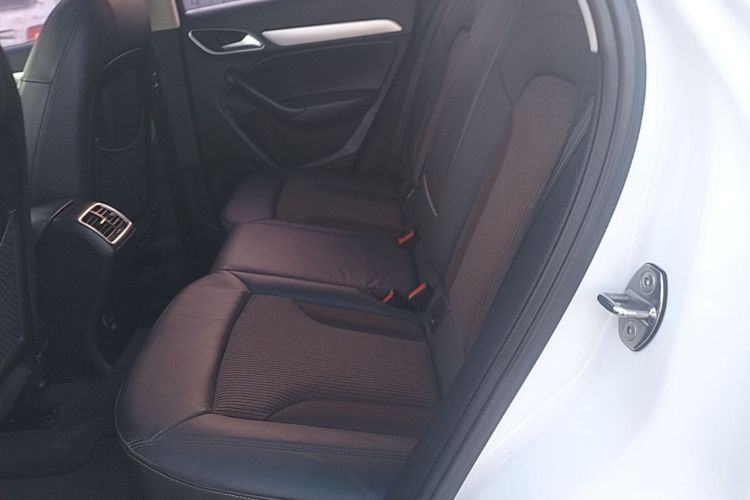Audi Q3 2016 car image #17