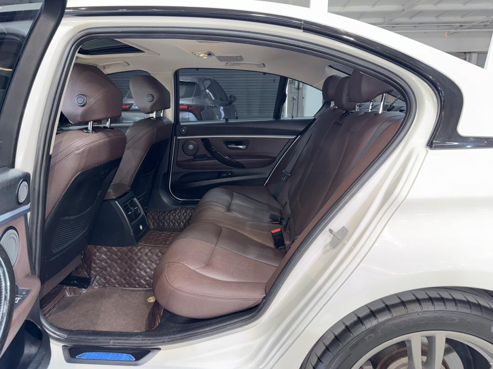 BMW 3 Series 2018 car image #17