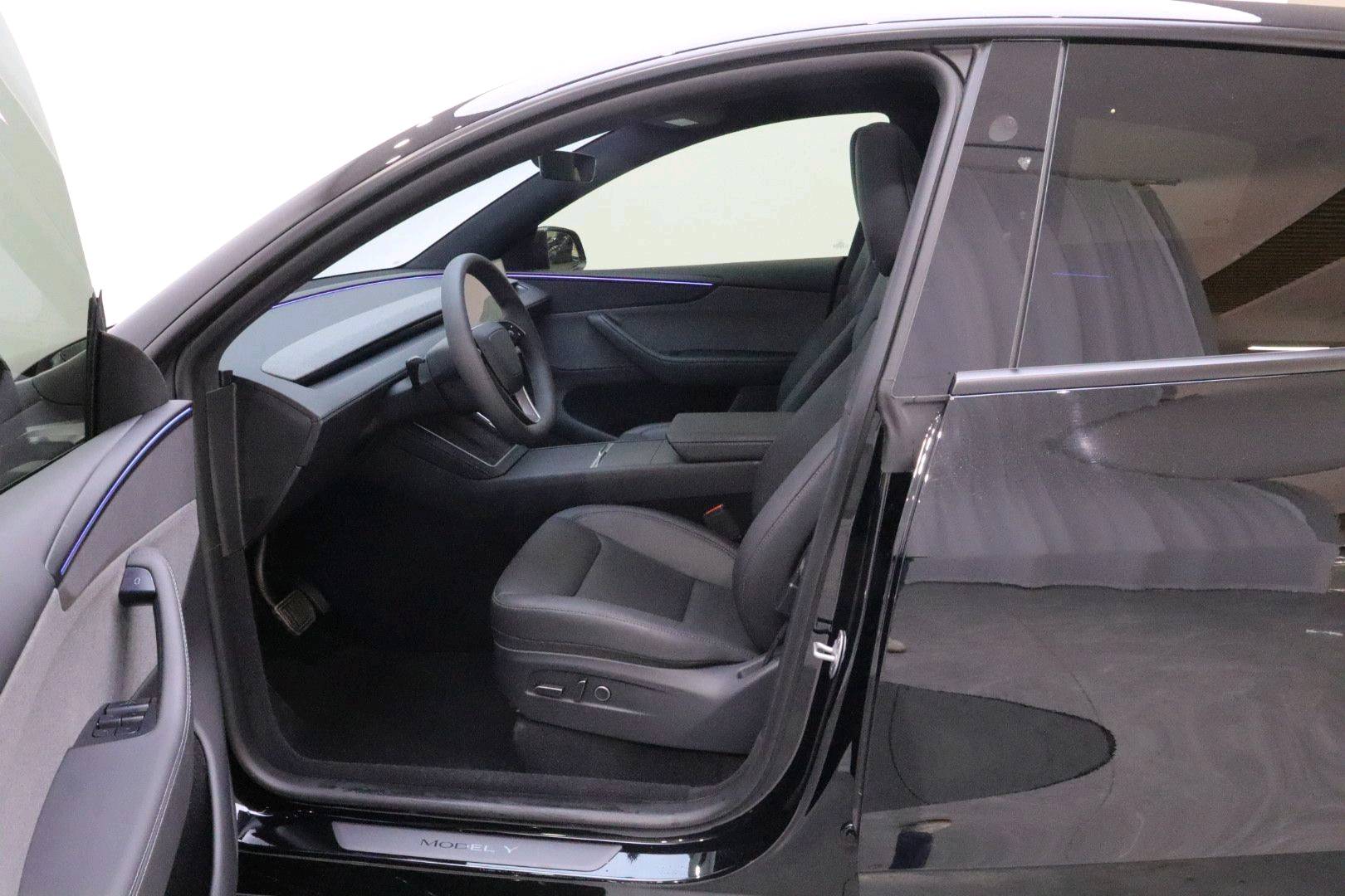 Tesla Model Y 2026 #9 Tesla Model Y 2026 car image #9