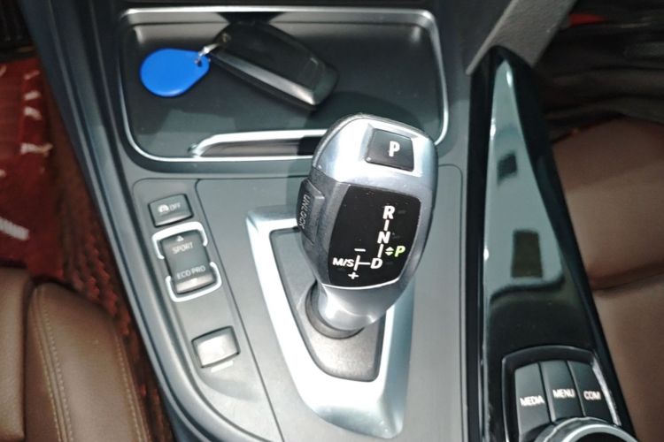 BMW 3 Series 2018 car image #14