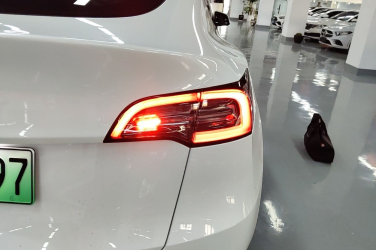 Tesla Model Y 2024 car image #8